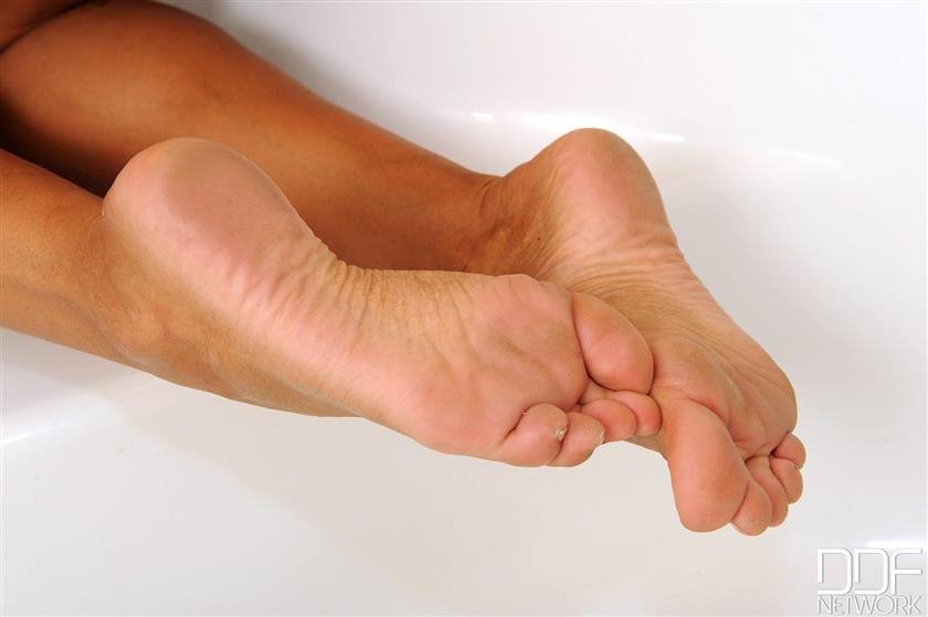 Cover 4 Showering her sexy limbs! 130 Photos