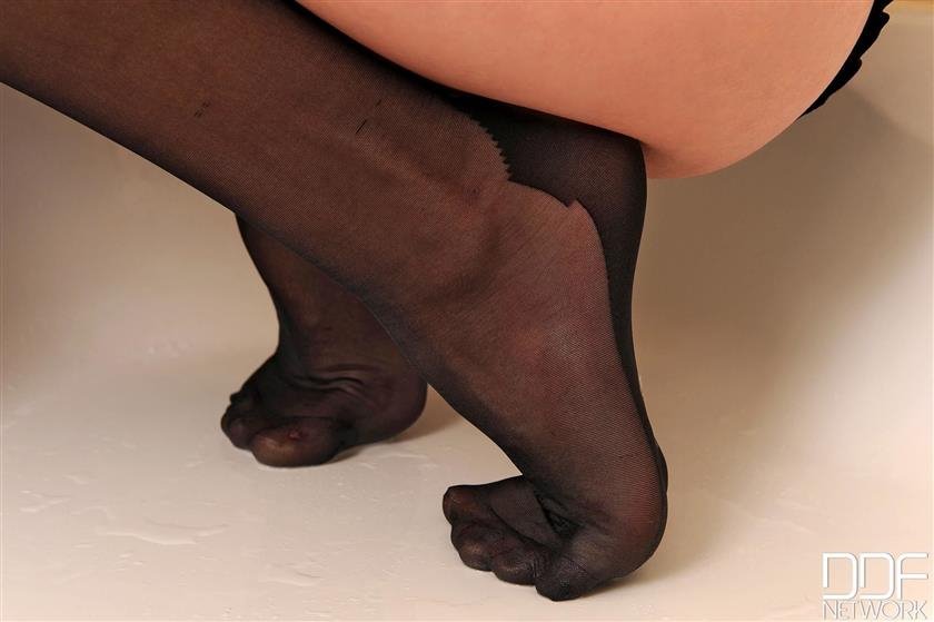Cover 3 Nylons in the shower! 95 Photos