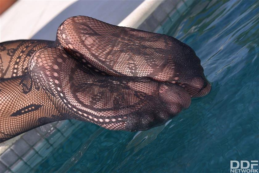 Cover 4 Lesbian Treasure Island: Sexy Foot Fetish At The Swimming Pool 90 Photos
