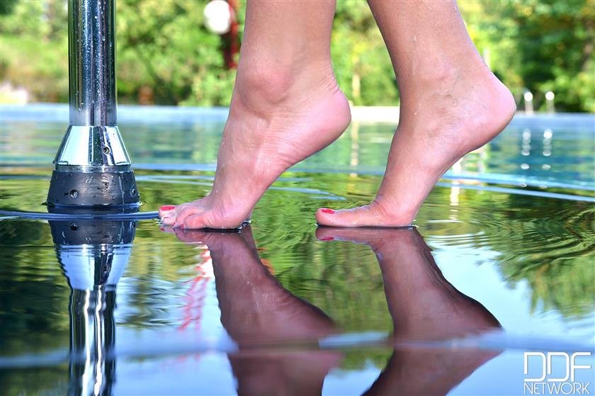 Cover 5 Two Legs, One Pole: Hot Blonde Shows Off Her Stunning Feet & Toes 85 Photos