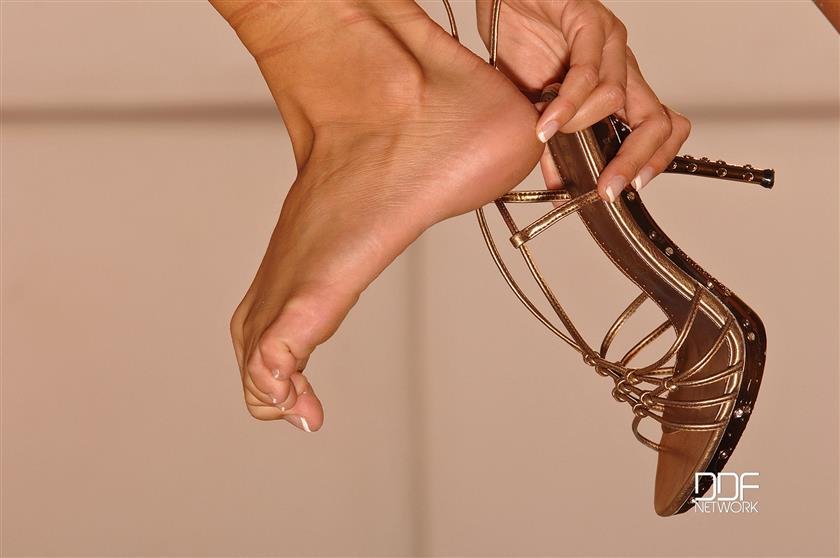 Cover 4 Surreal in the heels! 135 Photos