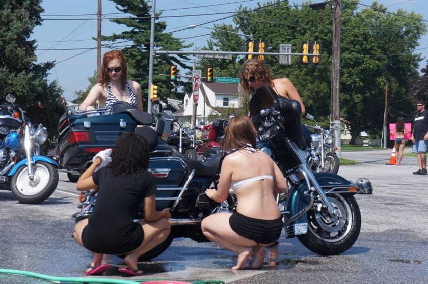 Cover 4 Be a Voyeur at a bikini car wash 19 Photos