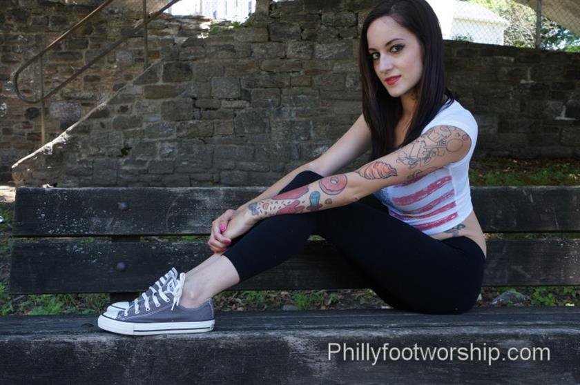 Cover 5 Mandy's 6.5 Sneaker and Bare Feet 90 Photos