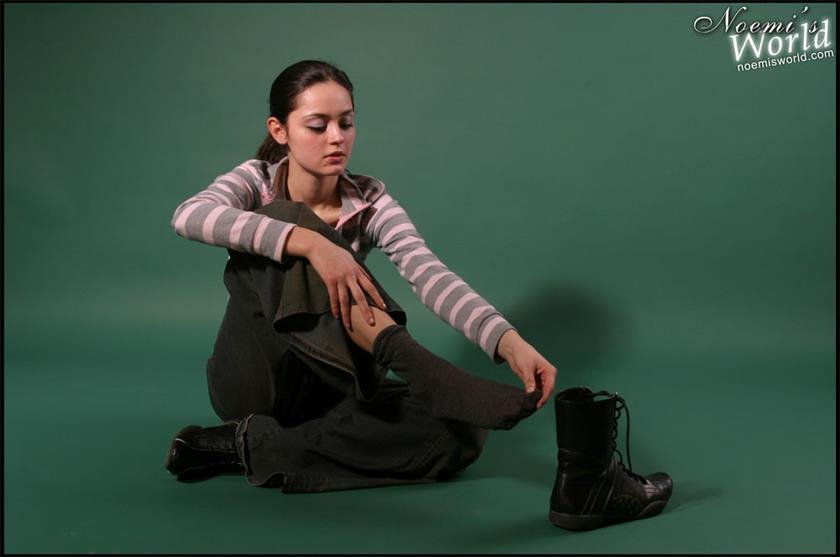 Cover 2 Sara rubbing her big beautiful soles 56 Photos