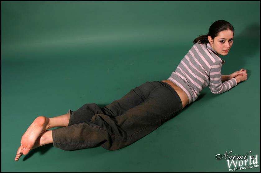 Cover 3 Sara rubbing her big beautiful soles 56 Photos