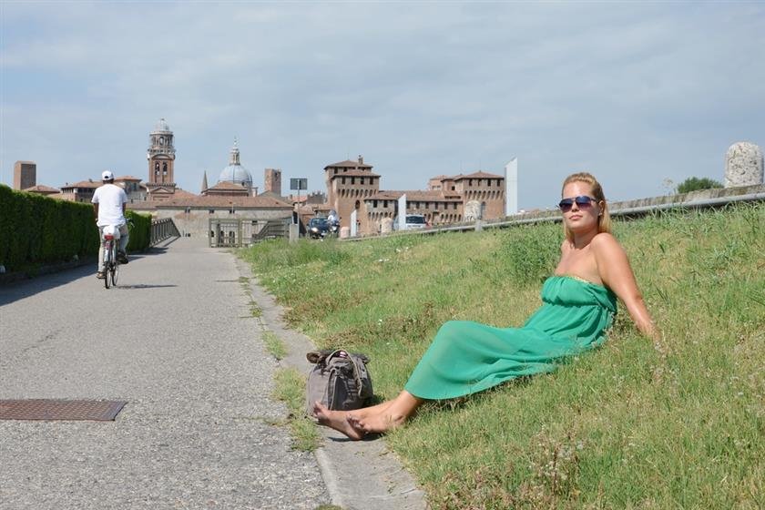 Cover 6 Barefoot Urban Nudity - CHAT BLANC 32 Photos