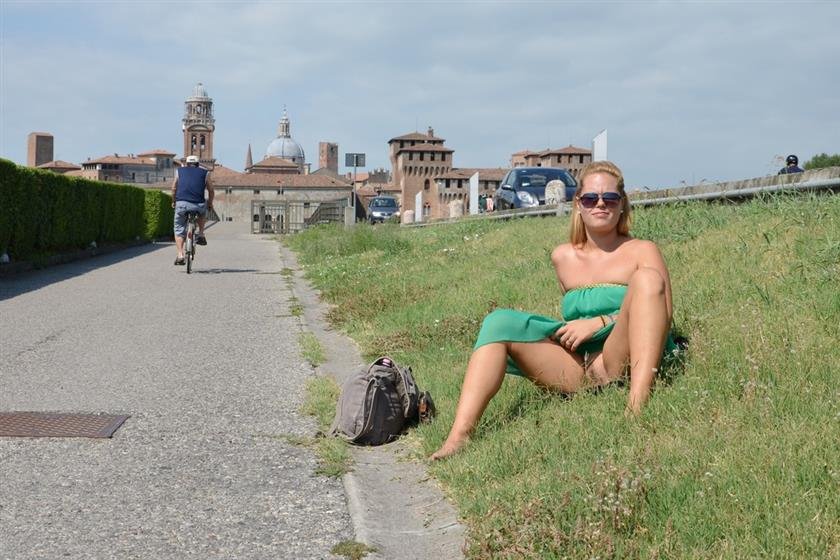 Cover 3 Barefoot Urban Nudity - CHAT BLANC 32 Photos