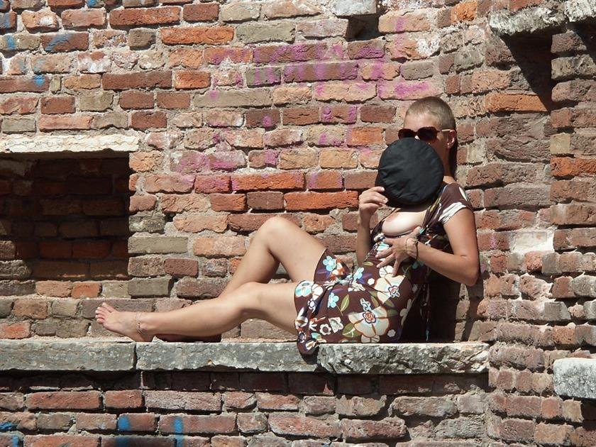 Cover 2 FRIDA - mysterious barefoot flasher 01 25 Photos