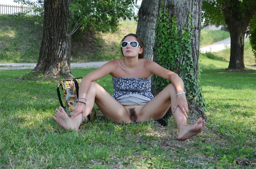 Cover 3 Barefoot Urban Nudity: CHAT NOIR 05 38 Photos