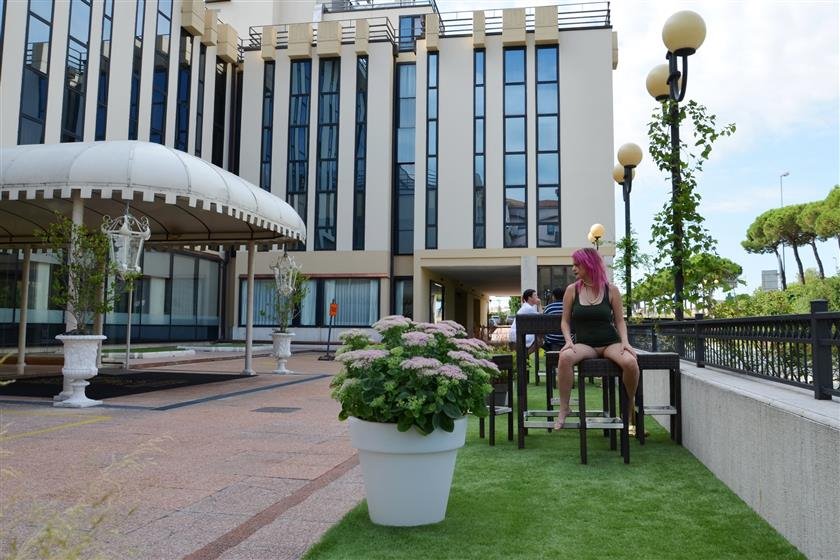 Cover 4 OXANA: barefoot flashing at the hotel 30 Photos