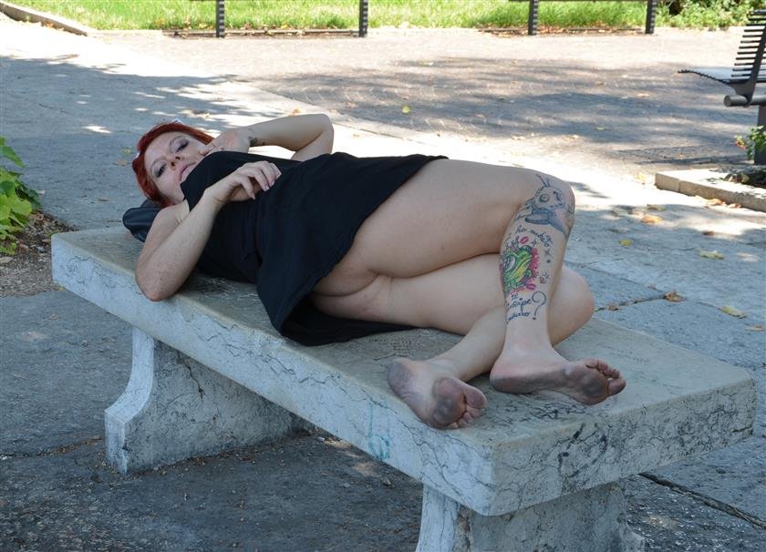 Cover 4 Barefoot Urban Nudity: LIARED 04 32 Photos