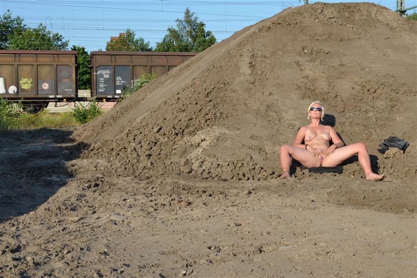 Cover 2 Barefoot Suburban Nudity: LO 06 29 Photos