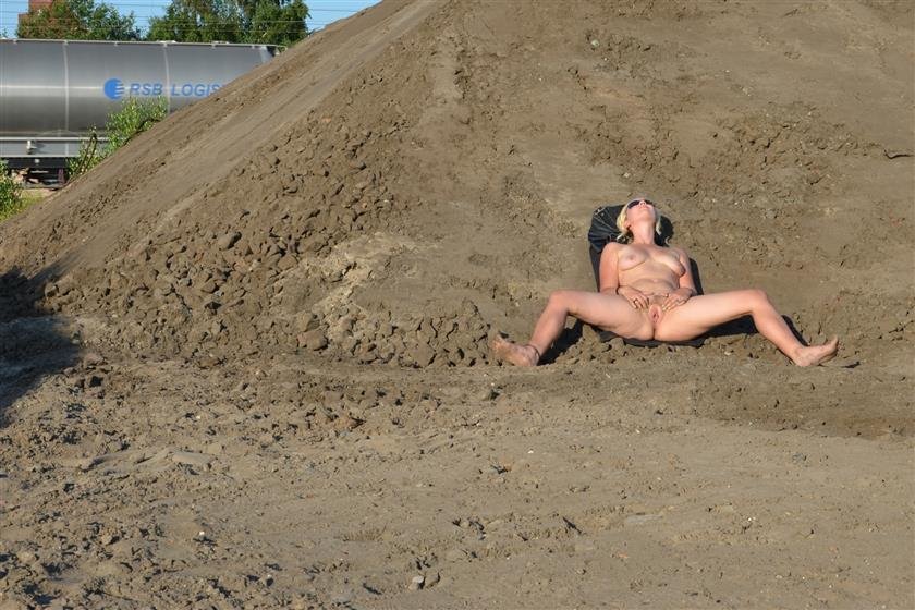 Cover 4 Barefoot Suburban Nudity: LO 06 29 Photos