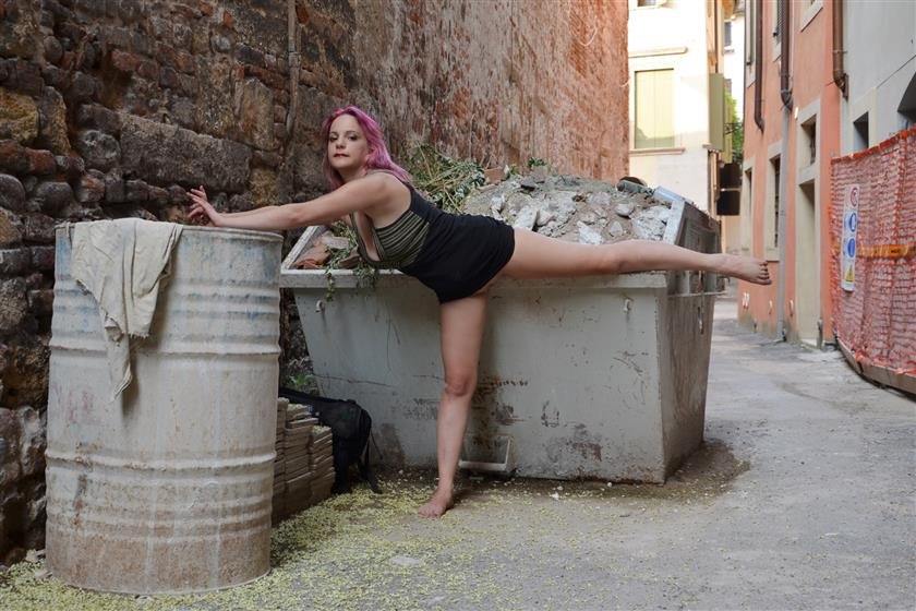 Cover 2 Barefoot Urban Nudity: OXANA 05 30 Photos