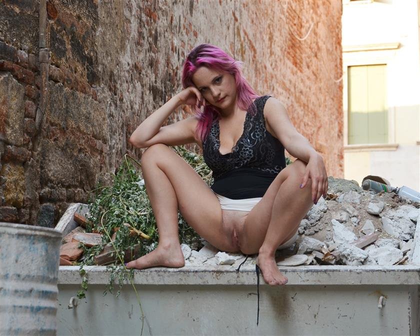 Cover 6 Barefoot Urban Nudity: OXANA 05 30 Photos