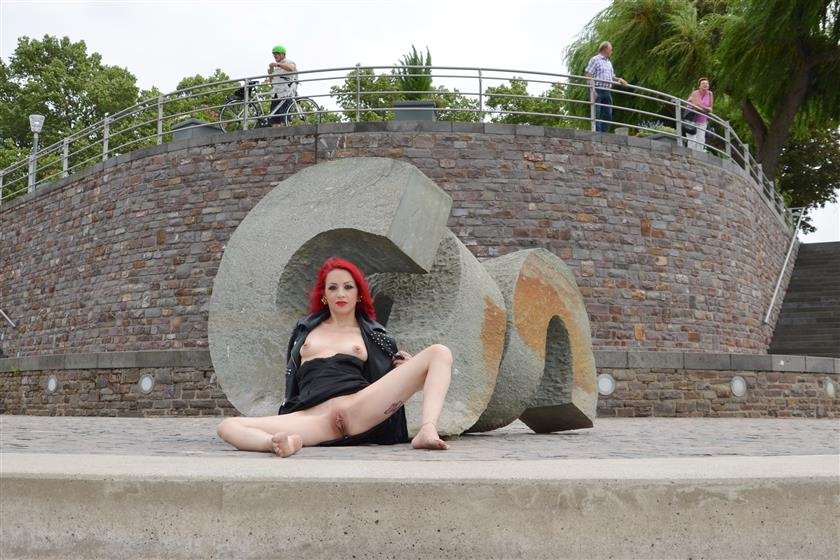 Cover 2 RED-X: Barefoot Nudity Tour 2015 - 01 51 Photos