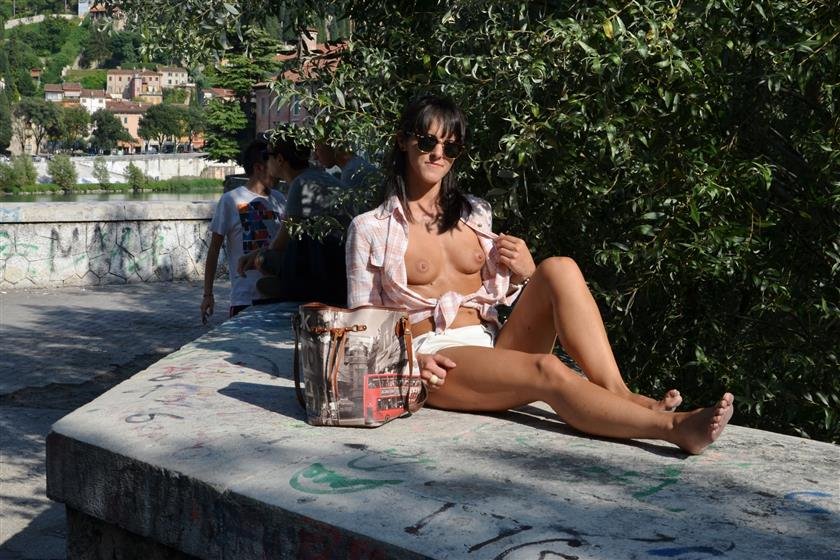 Cover 4 Barefoot Urban Nudity: IPAZIA 04 19 Photos