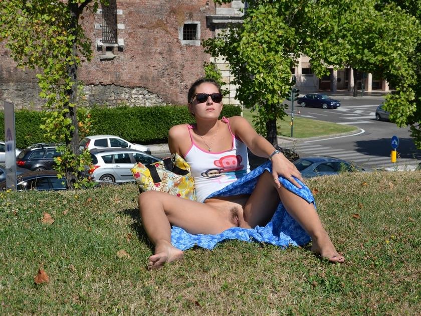 Cover 2 Barefoot Urban Nudity: CHAT NOIR 26 40 Photos
