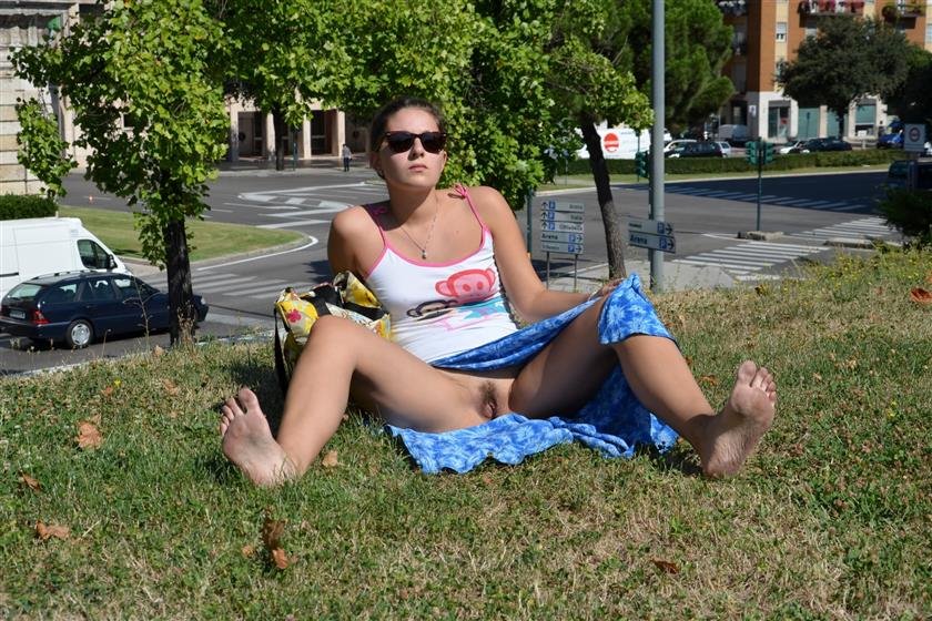 Cover 5 Barefoot Urban Nudity: CHAT NOIR 26 40 Photos