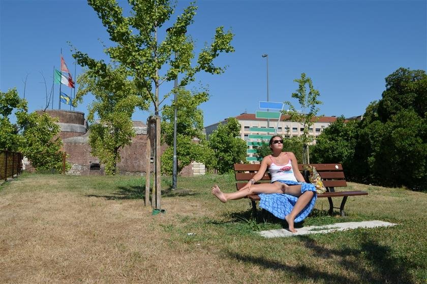 Cover 4 Barefoot Urban Nudity: CHAT NOIR 26 40 Photos