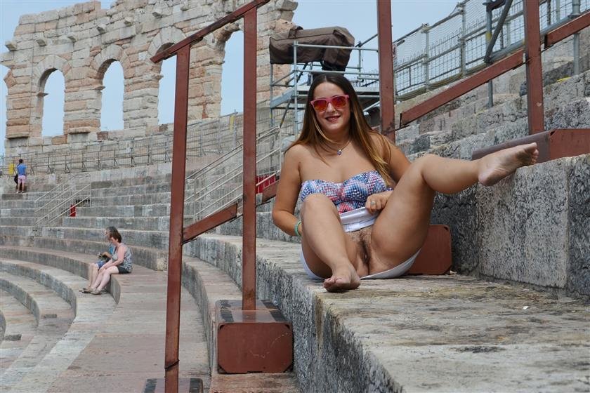 Cover 2 Barefoot Urban Nudity: STELLA NERA 26 Photos