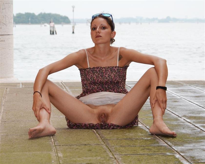 Cover 2 Barefoot Urban Nudity: CHAT NOIR 32 24 Photos