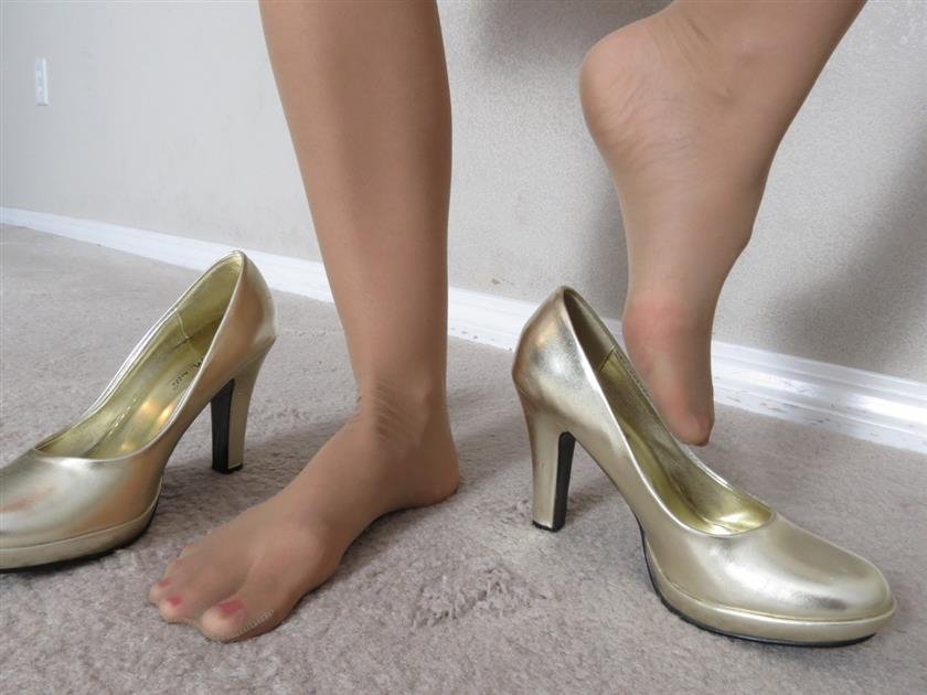Cover 6 You've been beaten by Wonder Chick and now she slowly slips off her heels and poses over you in sweet victory 31 Photos