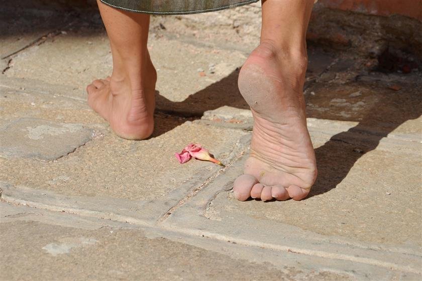 Cover 5 SWAINS and AMELIE: classy barefooters 03 22 Photos