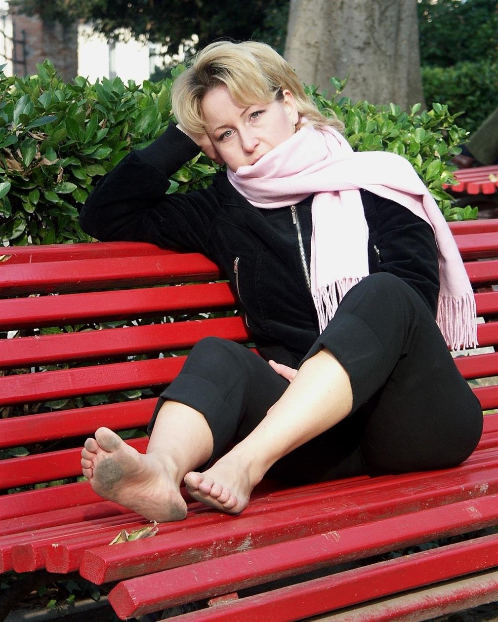 Barefoot Urban Girls - Winter barefooting: LILY 03