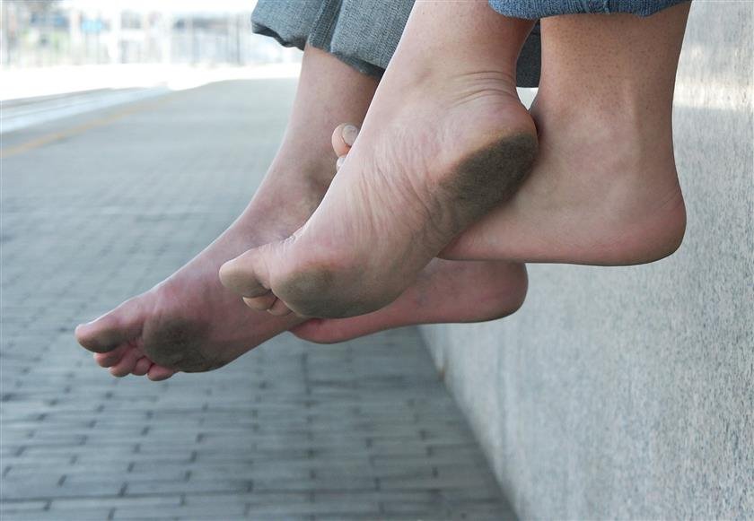 Winter barefooting: ALYSSA and CLAIRE 02