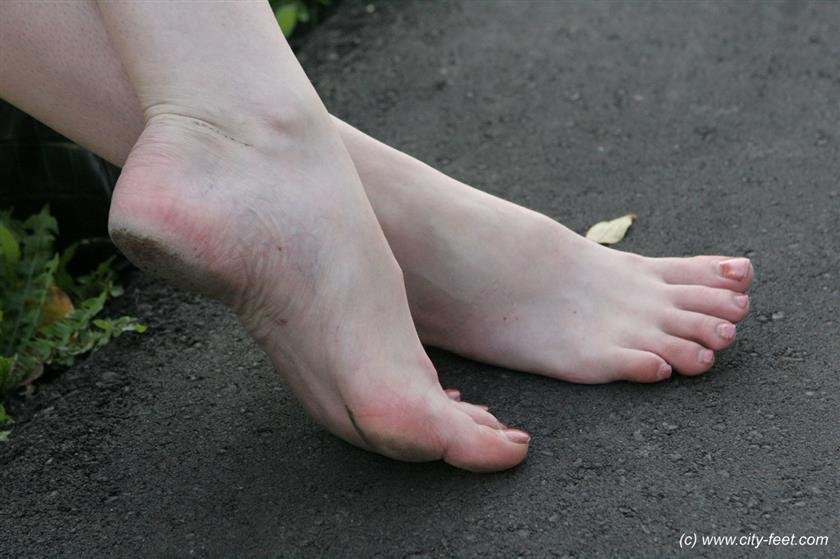 ID 226 Redhaired Barefoot Girl Part 2 City Feet 50 Pho